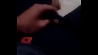 Hombre toc&aacute;ndose el pene